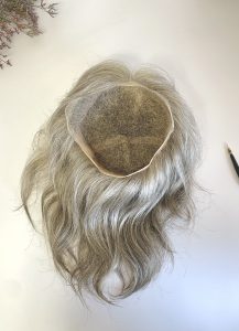 Lasulja iz naravnih sivih las.