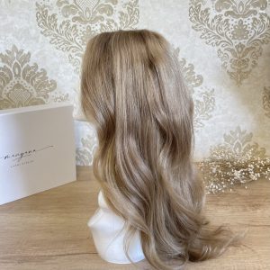 Ženska lasulja iz naravnih las blond barve.